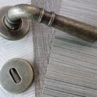 maniglia in bronzo antichizzato