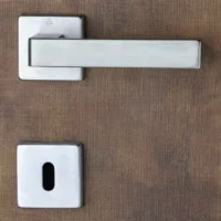 Maniglia per porta Quadrata cromo satinato moderna