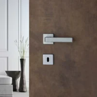 Maniglia per porta Quadrata cromo satinato moderna - immagine 4