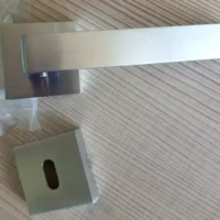 Maniglia per porta Quadrata cromo satinato moderna - immagine 5