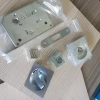 Maniglia per porta scorrevole quadrata con nottolino cromo satinato kit