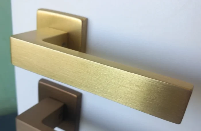 COPPIA MANIGLIE MANIGLIA PER PORTE CON ROSETTA QUADRA ORO OTTONE SATINATO OPACO