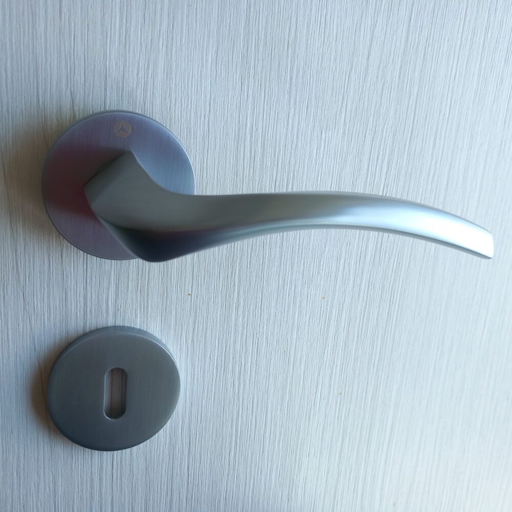 Maniglie in cromo satinato design moderno morbido - immagine 3