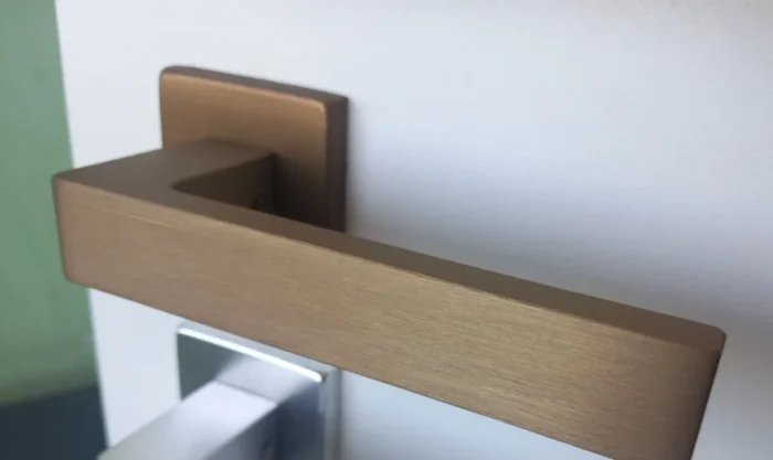 COPPIA MANIGLIE MANIGLIA PER PORTE CON ROSETTA QUADRA BRONZO SATINATO OPACO