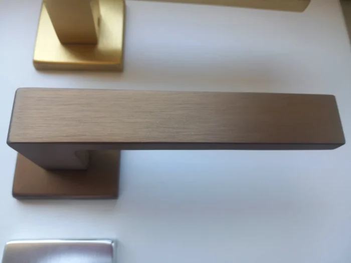COPPIA MANIGLIE MANIGLIA PER PORTE CON ROSETTA QUADRA BRONZO SATINATO OPACO
